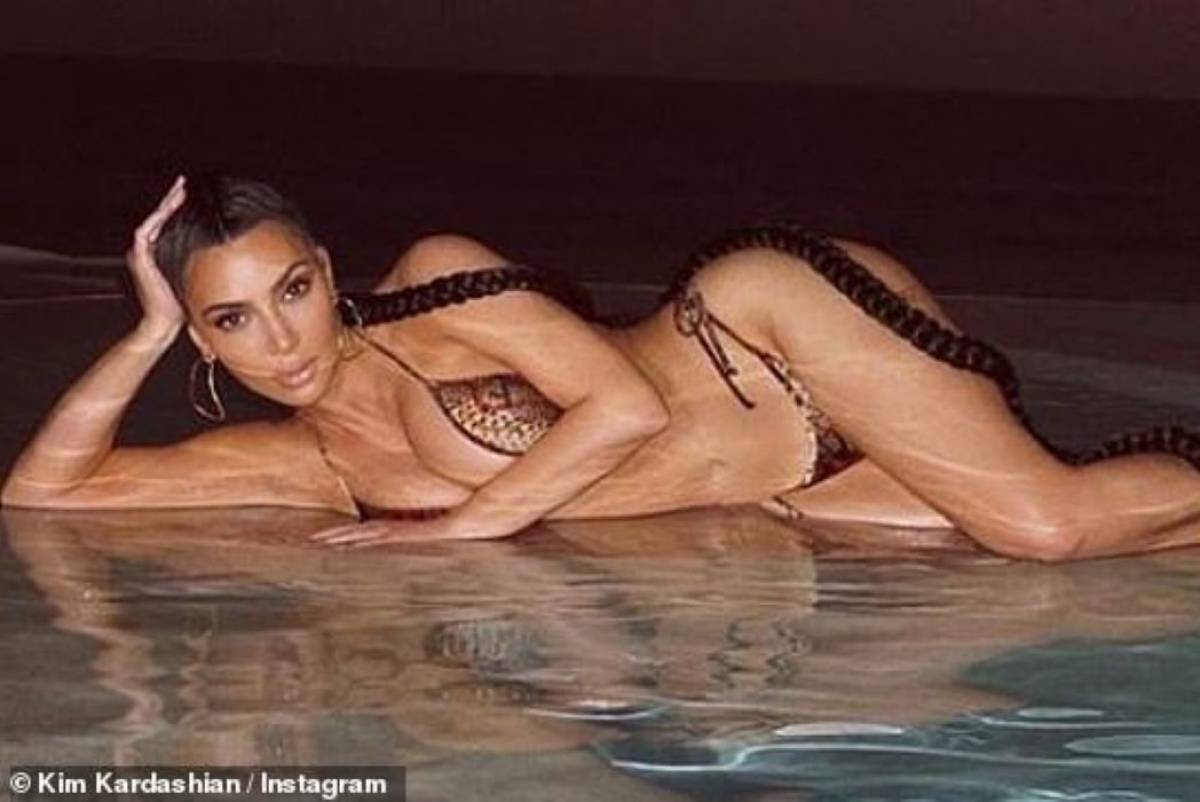 Kim Kardashian: Κάνει βραδινό μπάνιο στην πισίνα της με γυαλιά ηλίου