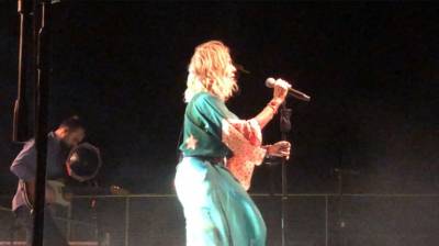 «Έσπασε» η Άννα Βίσση σε συναυλία στο Μάτι (video)