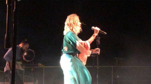 «Έσπασε» η Άννα Βίσση σε συναυλία στο Μάτι (video)