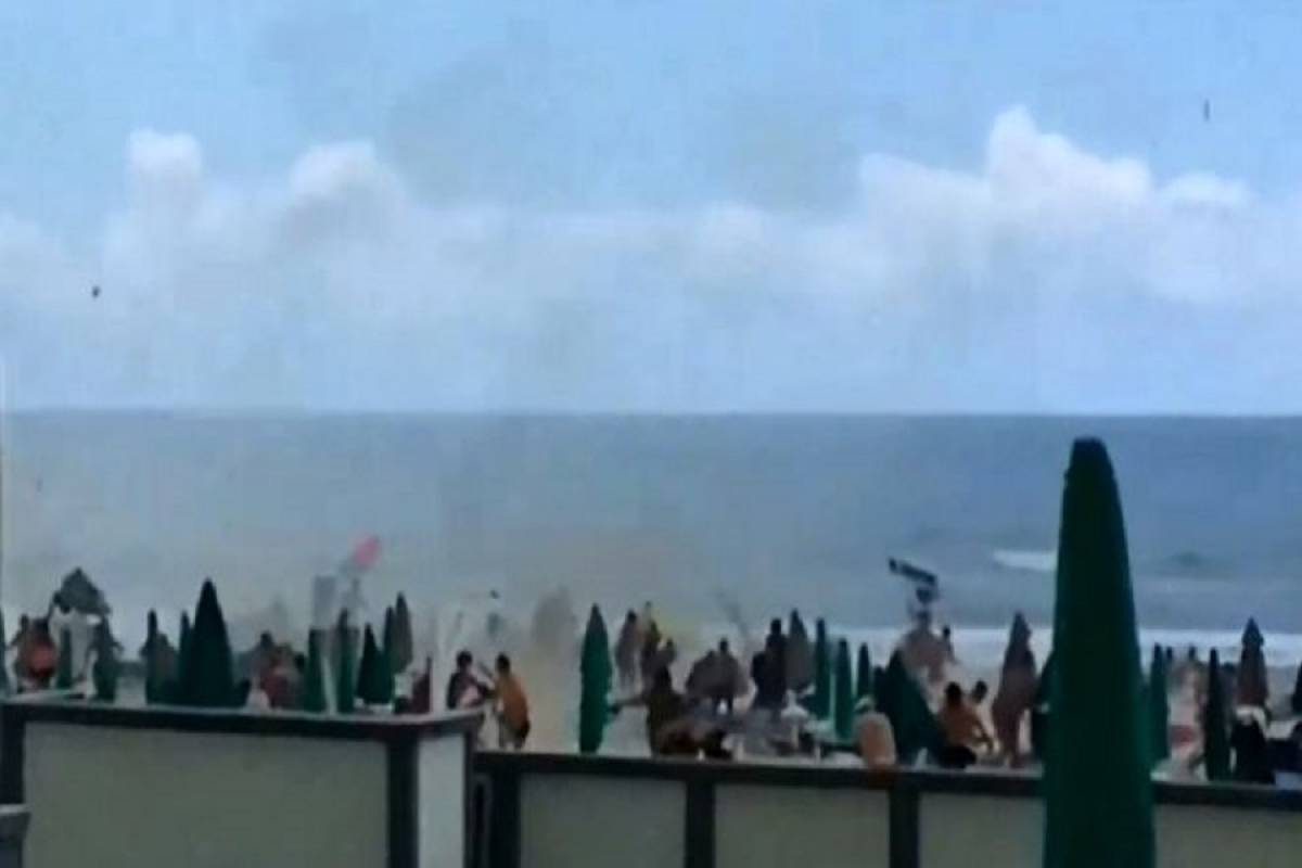 Ανεμοστρόβιλος χτυπά παραλία της Νάπολης και «σπέρνει» τον πανικό