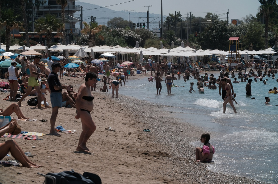 Καύσωνας: Αφόρητη ζέστη και 40άρια - Γέμισαν οι παραλίες, μέχρι πότε θα διαρκέσει (Φωτογραφίες)
