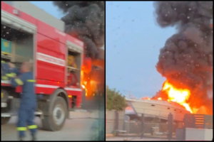 Φωτιά στη Βάρη - Σε χώρο σκαφών η πυρκαγιά (Εικόνες, Βίντεο)
