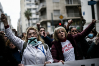 Συγκέντρωση και πορεία υγειονομικών στο κέντρο της Αθήνας