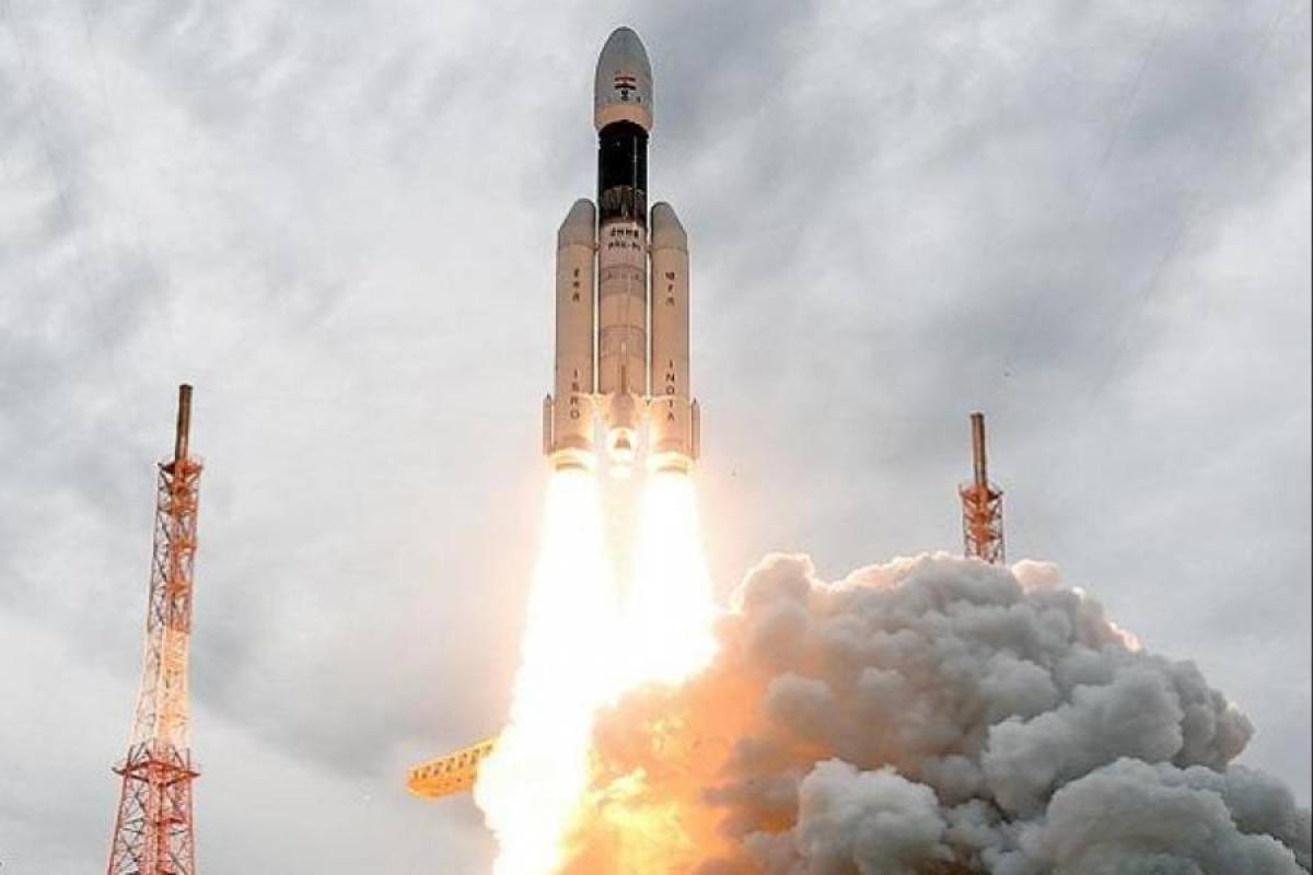 Ινδικός πύραυλος κατάφερε να τεθεί σε τροχιά γύρω από τη Σελήνη