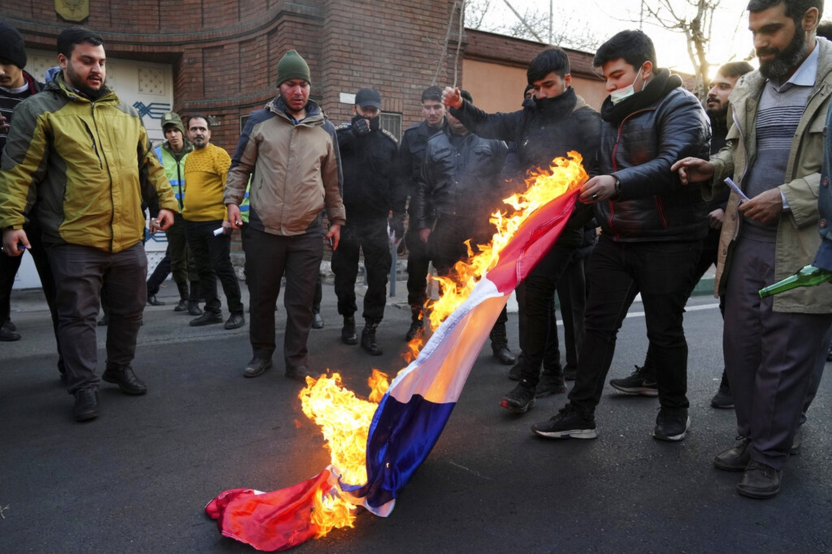 Ιράν: Καίνε σημαίες έξω από την πρεσβεία της Γαλλίας - «Προσβλητικές οι καρικατούρες του Χαμενεΐ από το Charlie Hebdo» .