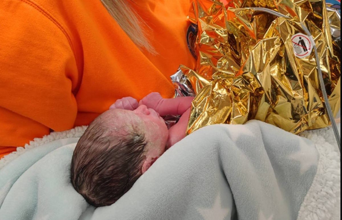 Συγκινητικές στιγμές στην Κρήτη: Μωράκι γεννήθηκε μέσα σε ασθενοφόρο
