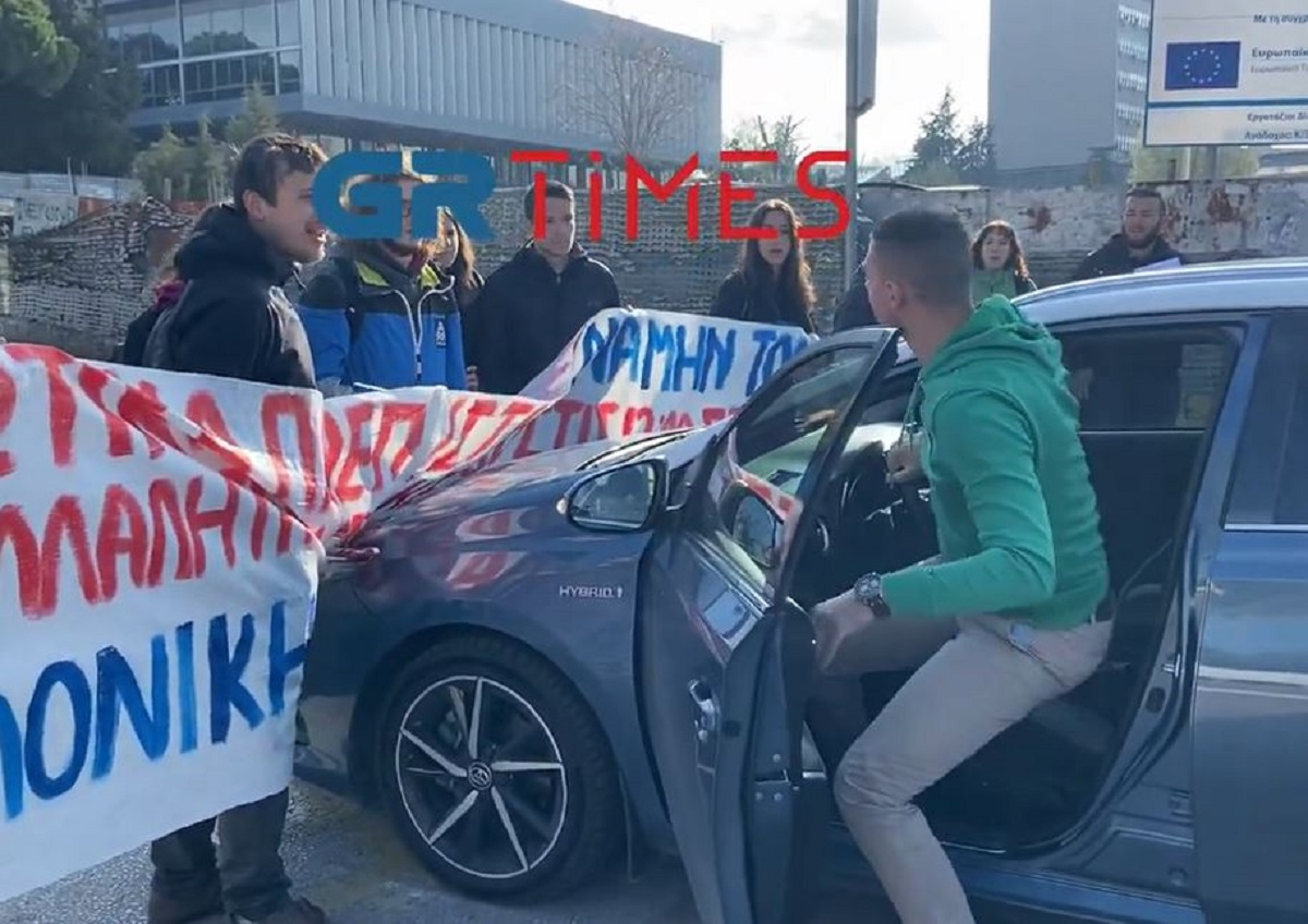 Ταξιτζής «έπεσε» σε φοιτητικό μπλόκο - «Θα σου δώσω μία μες στα δόντια» (Βίντεο)