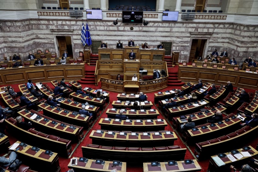 Βουλή: Ψηφίστηκε το νέο πλαίσιο για τις δημόσιες συμβάσεις