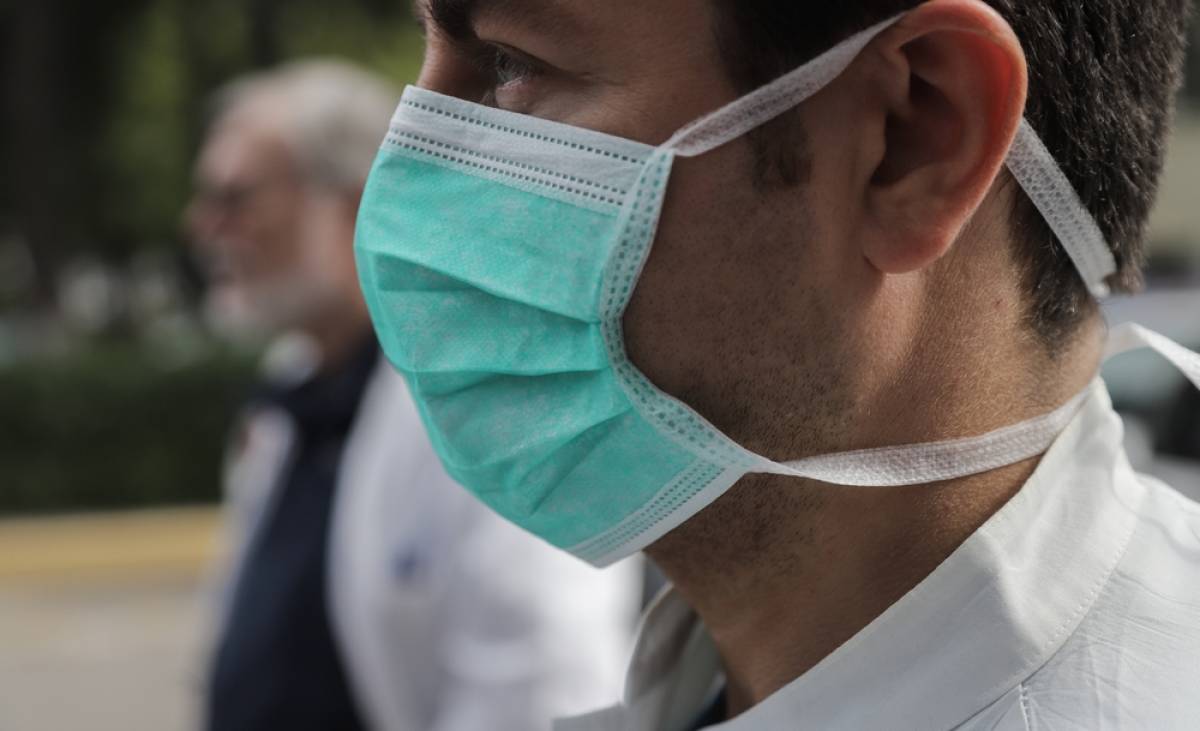 Κορονοϊός στην Ελλάδα: Τι καταγγέλλουν οι νοσοκομειακοί ιατροί - Τι απαντά το Υπουργείο Υγείας