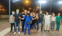 Λάρισα-Αθήνα με τα πόδια: Τραυματιοφορέας ενάντια στον υποχρεωτικό εμβολιασμό
