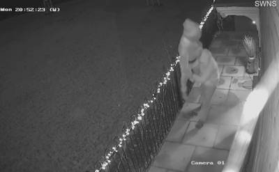 Ο κλέφτης των Χριστουγέννων: Κάμερα τον τσάκωσε να κλέβει διακοσμητικό ίσο με το μπόι του (Βίντεο)