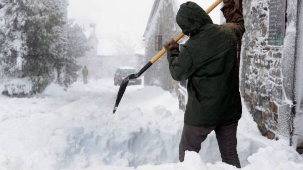 Γαλλία: Χιόνια, 245.000 νοικοκυριά χωρίς ρεύμα και ένας νεκρός