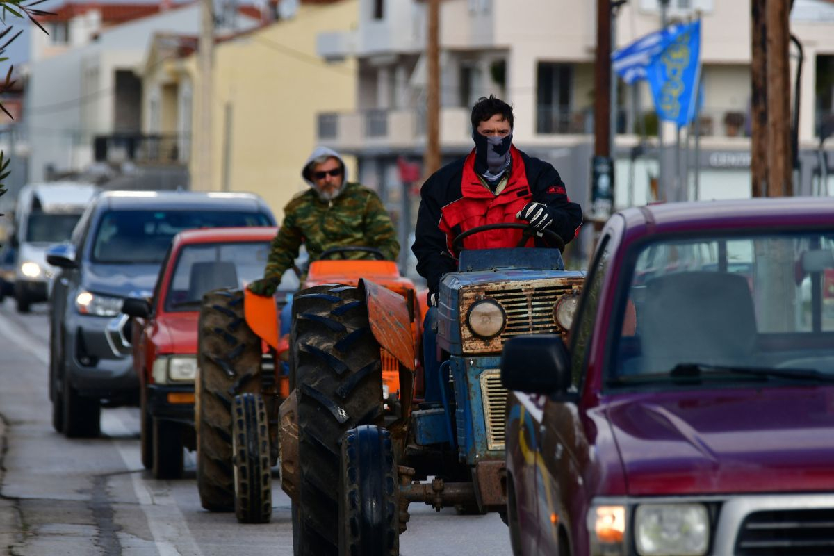 «Όλοι στα μπλόκα»: Οι αγρότες ξεκινούν αποκλεισμούς της Εθνικής Οδού στη Θεσσαλία
