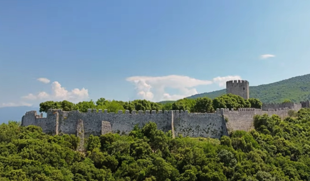 Πλαταμώνας: Μία γαλαρία τρένων κρύβεται κάτω από το Βυζαντινό Κάστρο (Βίντεο-Drone)
