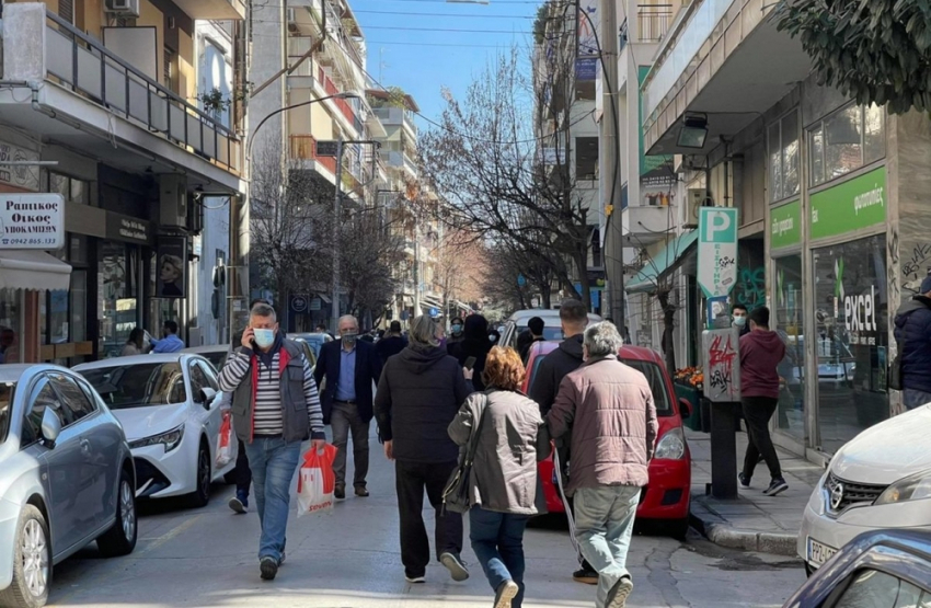 Σεισμός στη Θεσσαλία: Στους δρόμους οι πολίτες (Φωτογραφίες)