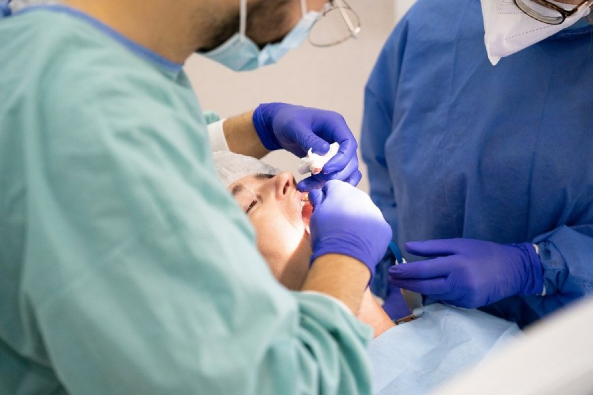 Επίσκεψη στον οδοντίατρο: Τι ισχύει με το rapid test σε εμβολιασμένους και ανεμβολίαστους