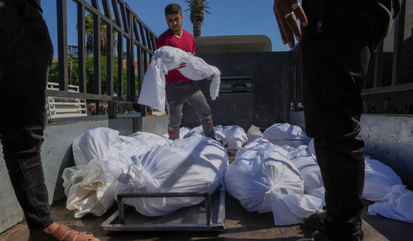 Δραματικές εικόνες στη Γάζα: Δεκάδες νεκροί σε ομαδικό τάφο, γέμισαν τα νεκροταφεία