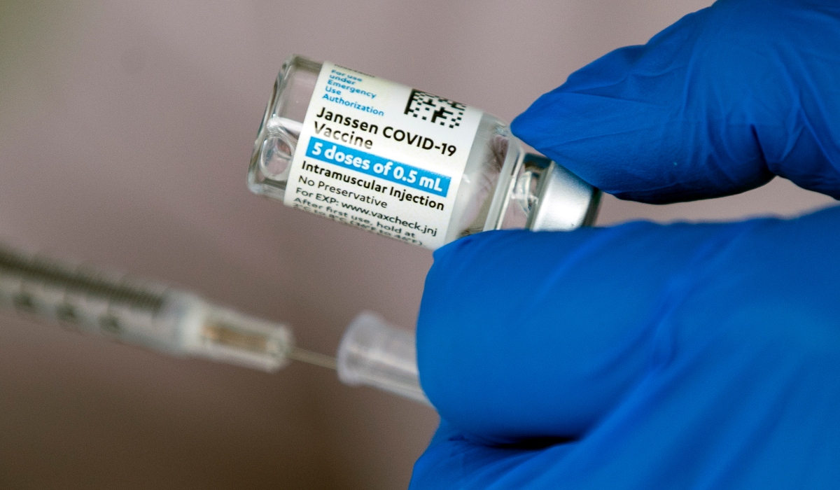 Αποκάλυψη NYT: Η Johnson & Johnson αναστέλλει την παραγωγή του εμβολίου κατά του κορονοϊού