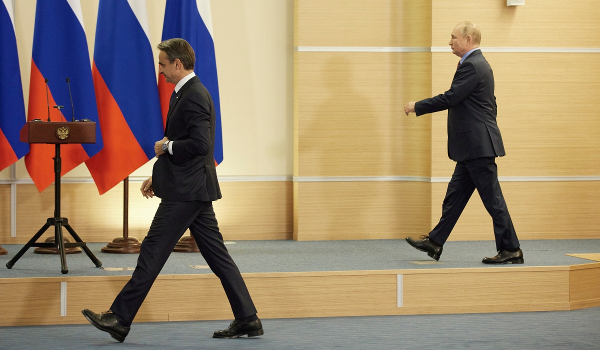 Εναγωνίως διαύλους επικοινωνίας με τη Μόσχα ψάχνει η κυβέρνηση