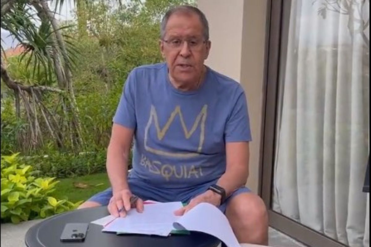 Λαβρόφ: Από το ξενοδοχείο με σορτσάκι και t-shirt διαψεύδει τις φήμες για την υγεία του