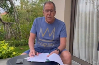 Λαβρόφ: Από το ξενοδοχείο με σορτσάκι και t-shirt διαψεύδει τις φήμες για την υγεία του