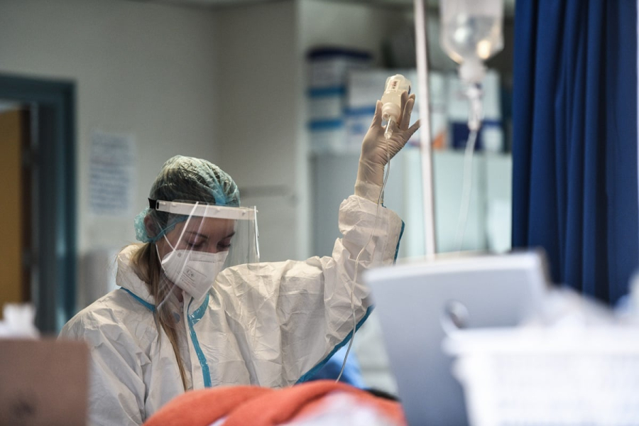 Κορονοϊός: 4 νέοι θάνατοι και 13 διασωληνωμένοι – Ένα νέο σοβαρό κρούσμα γρίπης