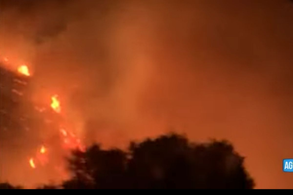 Ιταλία: Φωτιά στο νησί Παντελερία – Aπομακρύνθηκαν από τις βίλες τους Τζόρτζιο Αρμάνι και Μάρκο Ταρντέλι