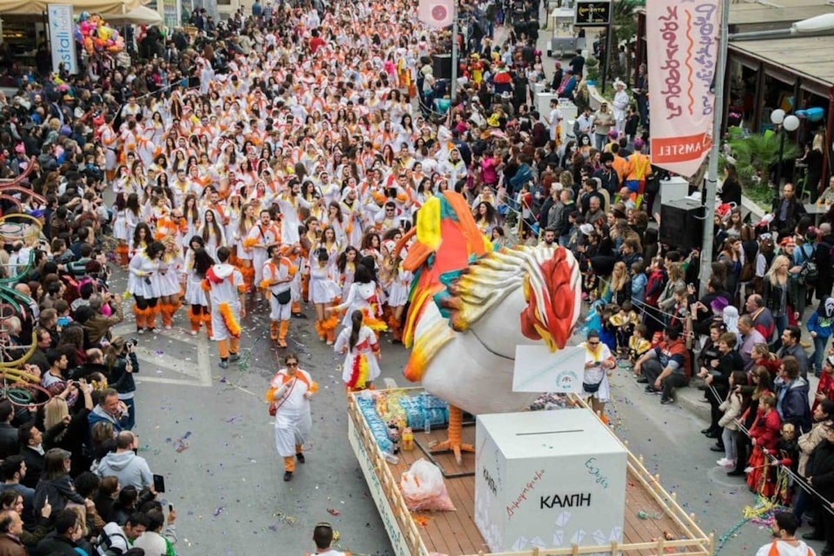 Ρεθεμνιώτικο Καρναβάλι 2024: 10.000 καρναβαλιστές γίνονται μια παρέα στους δρόμους της πόλης