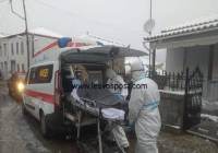 Λέσβος: ΕΚΑΒιτες μετέφεραν εμπυρετο περιστατικό μέσα στα χιόνια