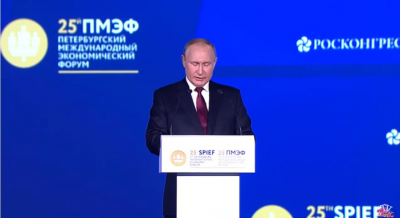 Νέα ερωτηματικά για την υγεία του Πούτιν από την παρουσία του στο Οικονομικό Φόρουμ της Πετρούπολης