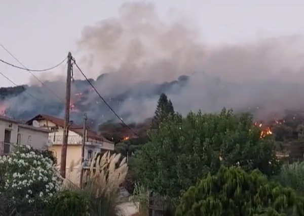 Φωτιά στη Ζάκυνθο: Απειλούνται σπίτια - «112» σε Τσιλιβί και Μπόχαλη (φωτογραφίες, βίντεο)