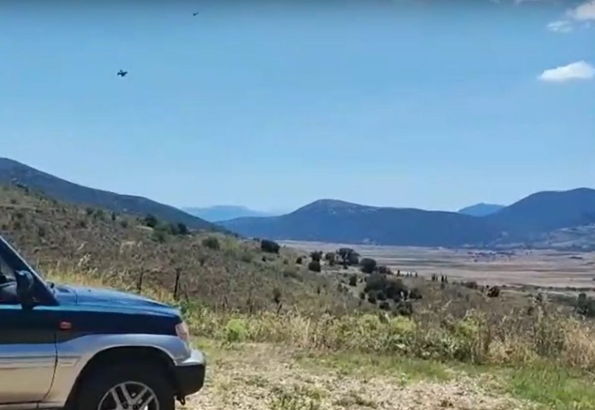 Ανδραβίδα: Όταν ο 29χρονος πιλότος έκανε ελιγμούς πάνω από το χωριό του - Το βίντεο που τράβηξε ο πατέρας του