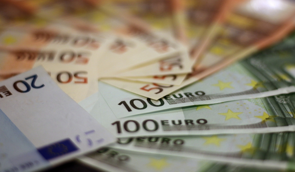 Χρέη: Χρωστούσε 113.530 ευρώ και του διέγραψαν πάνω από 47.000 ευρώ – Πώς οφειλέτης έσωσε δύο σπίτια