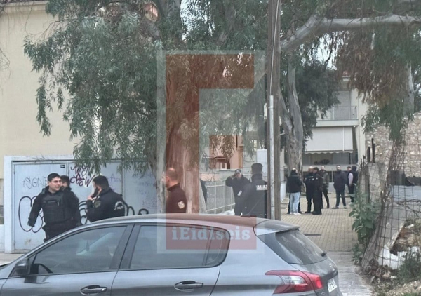 Ελευσίνα: Συνελήφθη ο αστυνομικός που ταμπουρώθηκε στο σπίτι του - Βρέθηκαν όπλα και χειροβομβίδες κρότου λάμψης