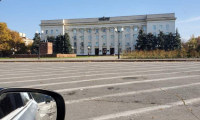 Χερσώνα: Οι Ρώσοι κατέβασαν τη σημαία τους από το κυβερνητικό κτήριο