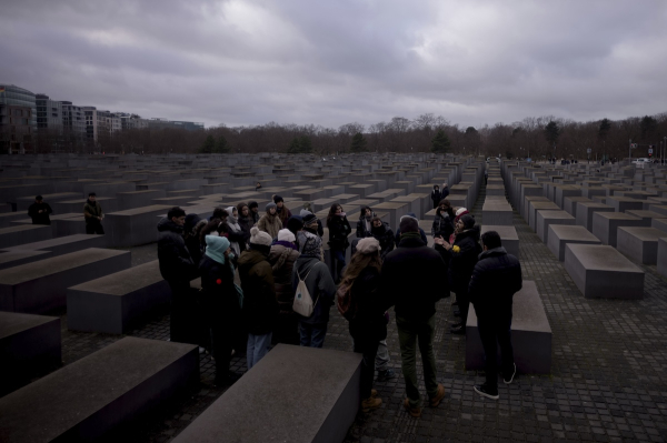 Μαζικές διαδηλώσεις στην Γερμανία για την Ημέρα Μνήμης του Ολοκαυτώματος - «Ποτέ ξανά» δήλωσε ο Σόλτς