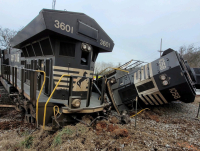 Σοκαριστικό βίντεο: Τρένο συγκρούεται με φορτηγό, το κόβει στα δύο και εκτροχιάζεται