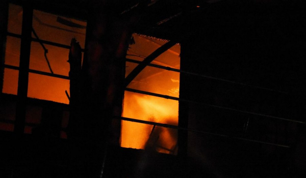 Φωτιά στο Σούνιο: Κάηκαν σπίτια - Υπό έλεγχο το μέτωπο