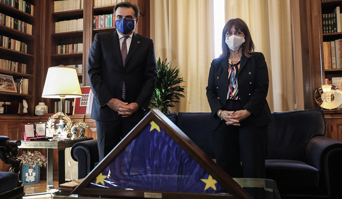 Η ευρωπαϊκή σημαία συμβολικό δώρο του Σχοινά στη Σακελλαροπούλου