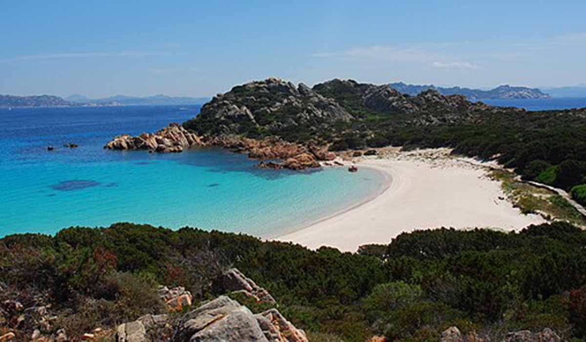 Πώς προστατεύουν τις παραλίες στη Σαρδηνία από τον υπερτουρισμό... εδώ και 30 χρόνια