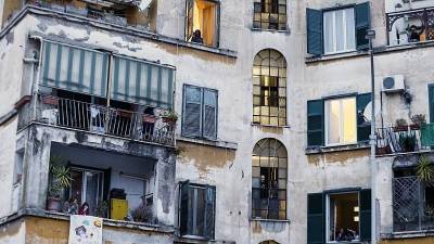 Βίντεο: Οι Ιταλοί «ξορκίζουν» τον κορονοϊό τραγουδώντας από τα μπαλκόνια τους