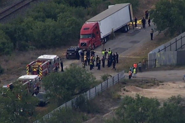 Φρίκη στο Τέξας: Άνοιξαν φορτηγό και βρήκαν 46 πτώματα μεταναστών