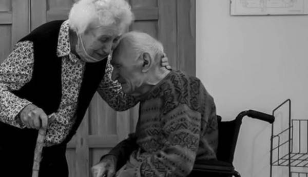 Ιστορίες του Covid-19: Συγκινεί η φωτογραφία από την «επανένωση» ενός ζευγαριού ηλικιωμένων, μετά την καραντίνα
