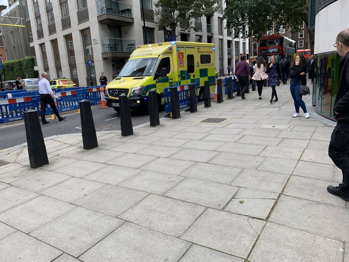 Συναγερμός στο Λονδίνο: Επίθεση με μαχαίρι έξω από το ΥΠΕΣ (photos)