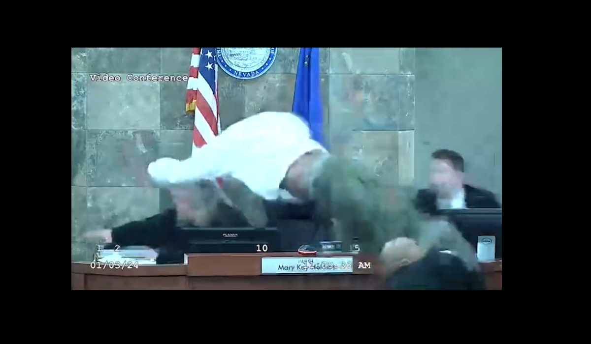 Απίστευτο βίντεο: Επίθεση τύπου Spiderman σε δικαστή πάνω από την έδρα