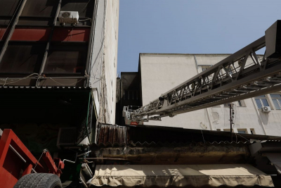 Φωτιά στην πλατεία Αριστοτέλους: Εικόνες και βίντεο μέσα από το κτίριο μετά την πυρκαγιά