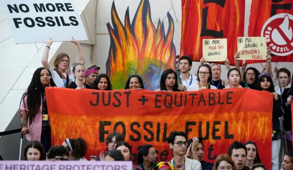 Πίσω από τη «βιτρίνα» για το περιβάλλον: 1 στους 4 που μετέχουν στην COP28 έγιναν πλούσιοι ρυπαίνοντας
