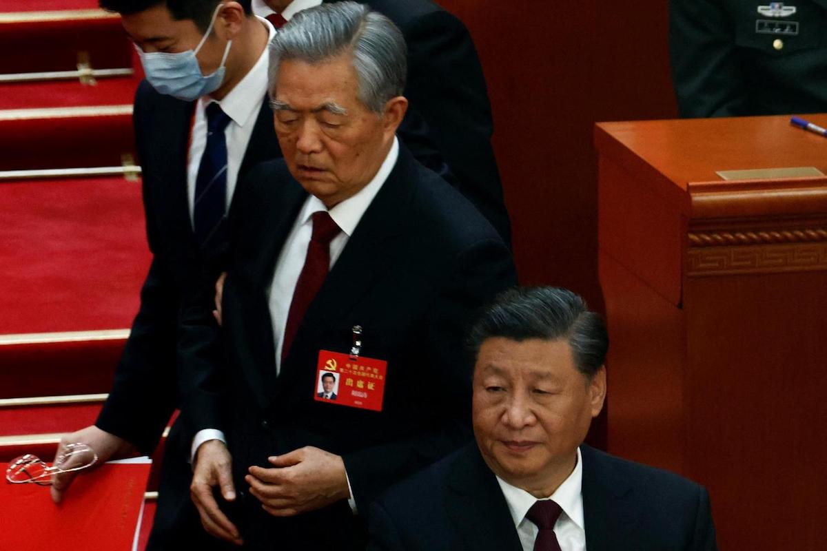 Έβγαλαν «σηκωτό» τον τέως Πρόεδρο της Κίνας από το Συνέδριο (Βίντεο)