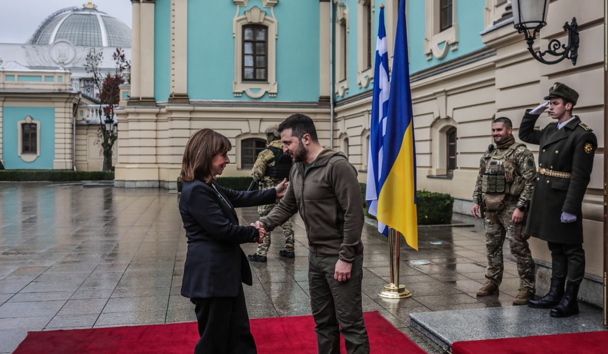 Σακελλαροπούλου: «Σλάβα Ουκρέινι» - Το μήνυμά της για τον έναν χρόνο από την εισβολή στην Ουκρανία