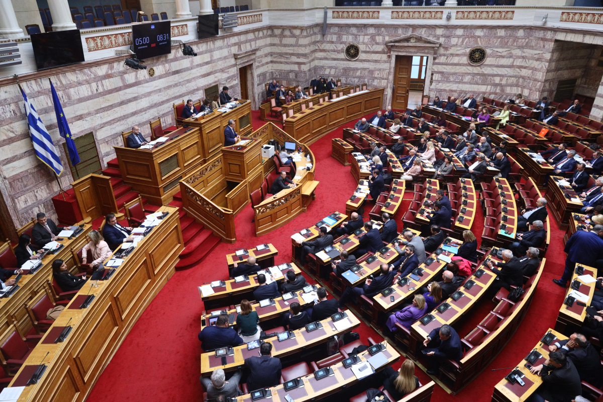 Eντάσεις και σκληρές πολιτικές κόντρες στη Βουλή για τα ιδιωτικά πανεπιστήμια - 2ος γύρος σήμερα